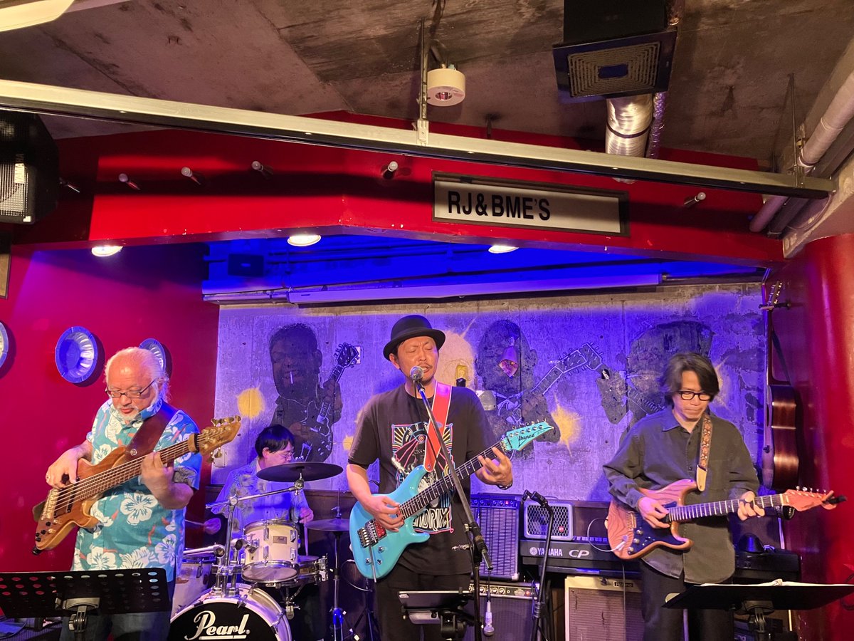ToneKatsu's tweet photo. 12/14西宮北口RJ&amp;BME’Sありがとうございました😊
最近、なかなかライブすることに腰が重くて、前みたいな心持ちでなかなか挑めない事にモヤモヤしてたりしますが、頑張って続けていきたいと思います🎸
お越し頂いた皆様、RJ、メンバーいつもありがとうございます！
また来年もよろしくお願い致します♪ https://t.co/GmMeOsreQp