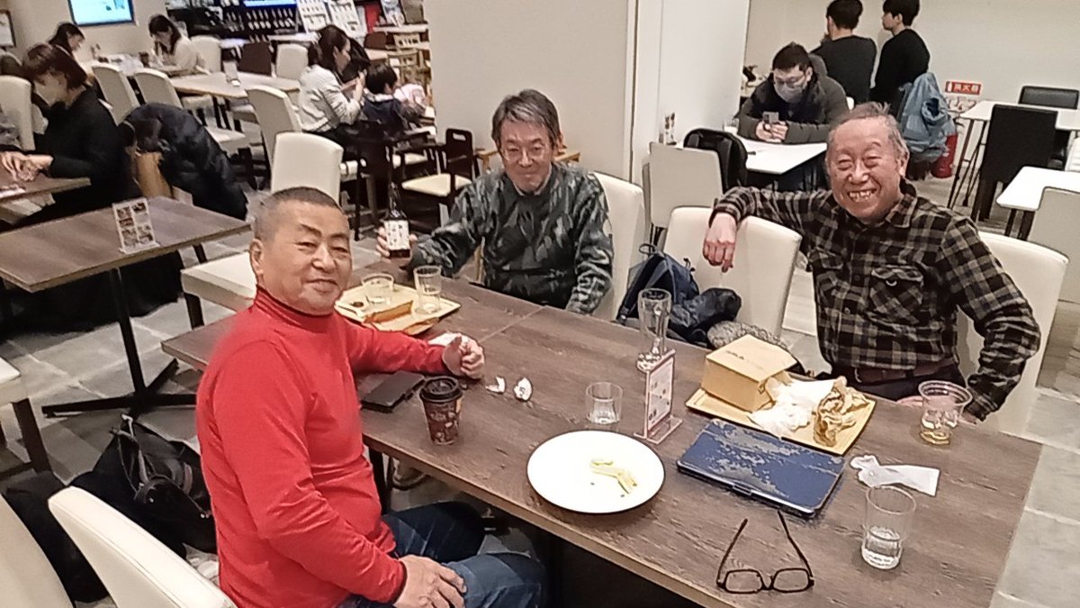 j4sgik's tweet photo. 日本橋小学校、昭和43年卒、（羊、猿、年）忘年会
今回は、男子ばかりの硬派の昭和、体育会系のノリでした、写真の左尾君、小林君、伊波君、ありがとう、一瞬で当日に戻れるね、また何か企画します、同窓生、手をあげて、、 https://t.co/BSaaLIoDh2