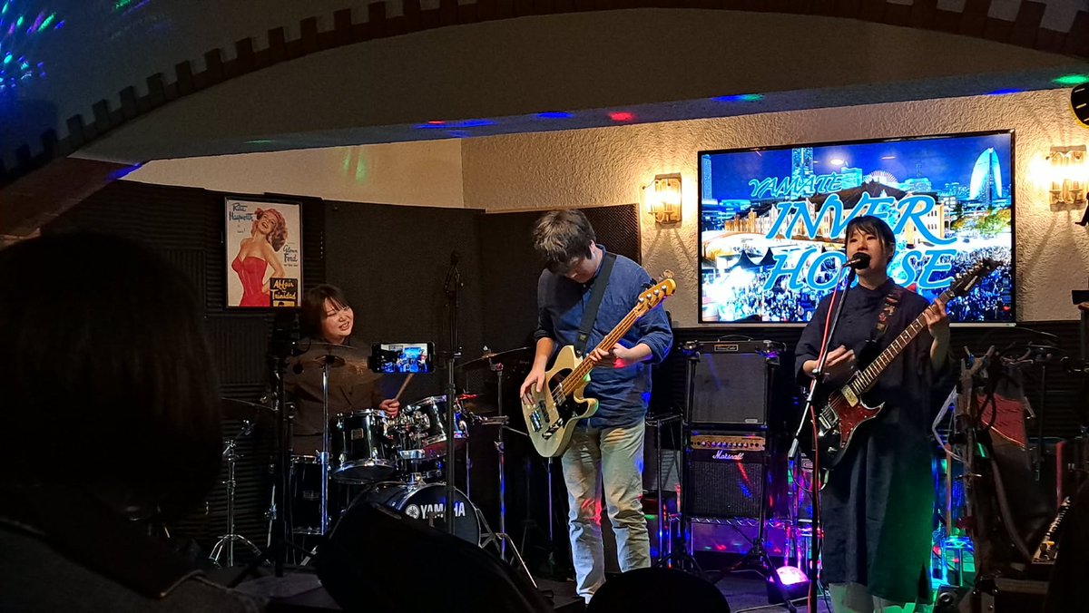 hanamukesomaru's tweet photo. 12月14日、餞に染まるよ、の初ライブをさせていただきました！

山手インバーハウスさんの皆様や共演の皆様、お越しいただいた皆様のおかげで楽しくライブさせていただきました！
とても素晴らしい初ライブとなりました！
ありがとうございました！

今後も頑張りますので引き続き宜しく致します！ https://t.co/VBbJgKdrQ6
