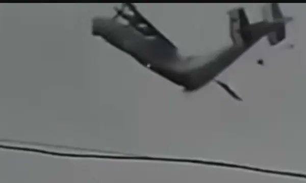 De Russische Antonov AN-22 Antey die dinsdag 9 december tijdens een  testvlucht in de buurt van de stad Foermanov in de oblast Ivanovo in  Centraal-Rusland verongelukte, verloor kort voor het neerstorten een  groot deel van de staartsectie.  shorturl.at/RqamU