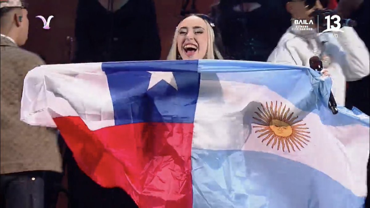 manuuroccom's tweet photo. quien iba a pensar que la unión entre chile y argentina iba a ser el elegir a un presidente estúpido https://t.co/KdaSaVECE8