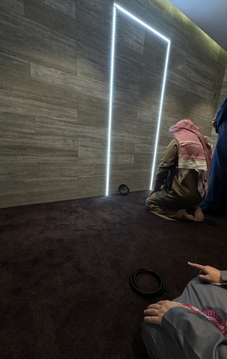 عندي مقترح أرجو أن يجد من يتبناه، وأحسب أن من يقوم به ينال أجرًا عظيمًا بإذن الله

كثيرًا ما أصلّي في مصليات المطارات، ولاحظت تكرار أخطاء في الصلاة، سواء من الإمام أو المأمومين، تتعلق بأحكام صلاة المسافر؛ من الجمع والقصر، واختلاف نية المصلين وغيرها

فلو قام أحد بجمع فتاوى العلماء