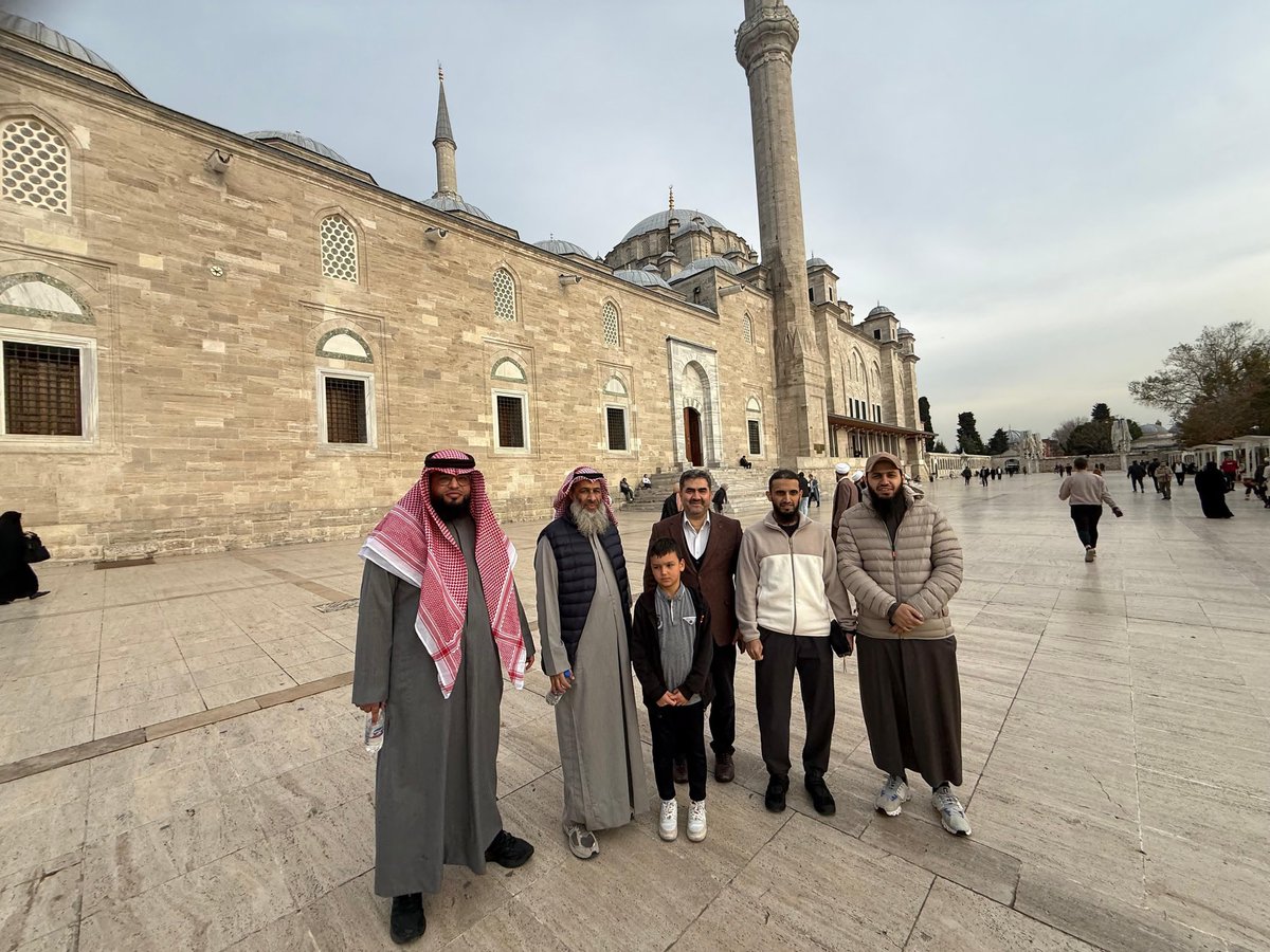 Eğitim için Kuveyte giden öğrencilerimize, eğitim veren hocalarımızı kadim şehir İstanbul'da ağırladık.
Tarihi mekanları gezerek şehirin geçmişi hakkıda bilgi verdik.