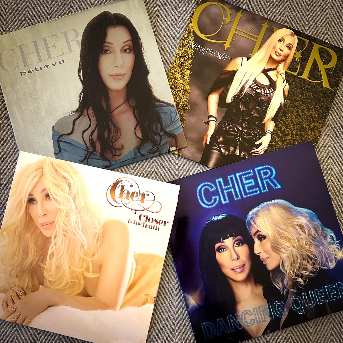 An afternoon with Cher:

🔸 Believe
🔸 Living Proof
🔸 Closer to the Truth
🔸 Dancing Queen

#NowPlaying #Vinyl #December2025 #Cher