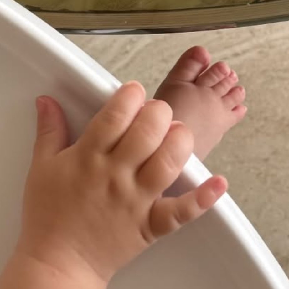 ibrubx's tweet photo. até o formato das unhas dos pés iguaizinhos ao do luan 🥹🤏🏻 https://t.co/oKY9TS0NBD