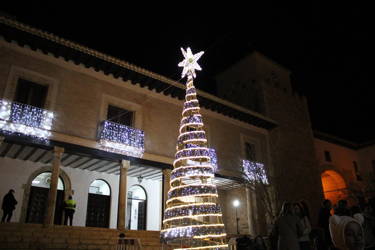 El pasado viernes vivimos una tarde muy especial dando la bienvenida a la Navidad desde la Plaza Mayor.
A las 19h cientos de personas se dieron cita frente al Ayuntamiento para presenciar el encendido de luces navideñas.