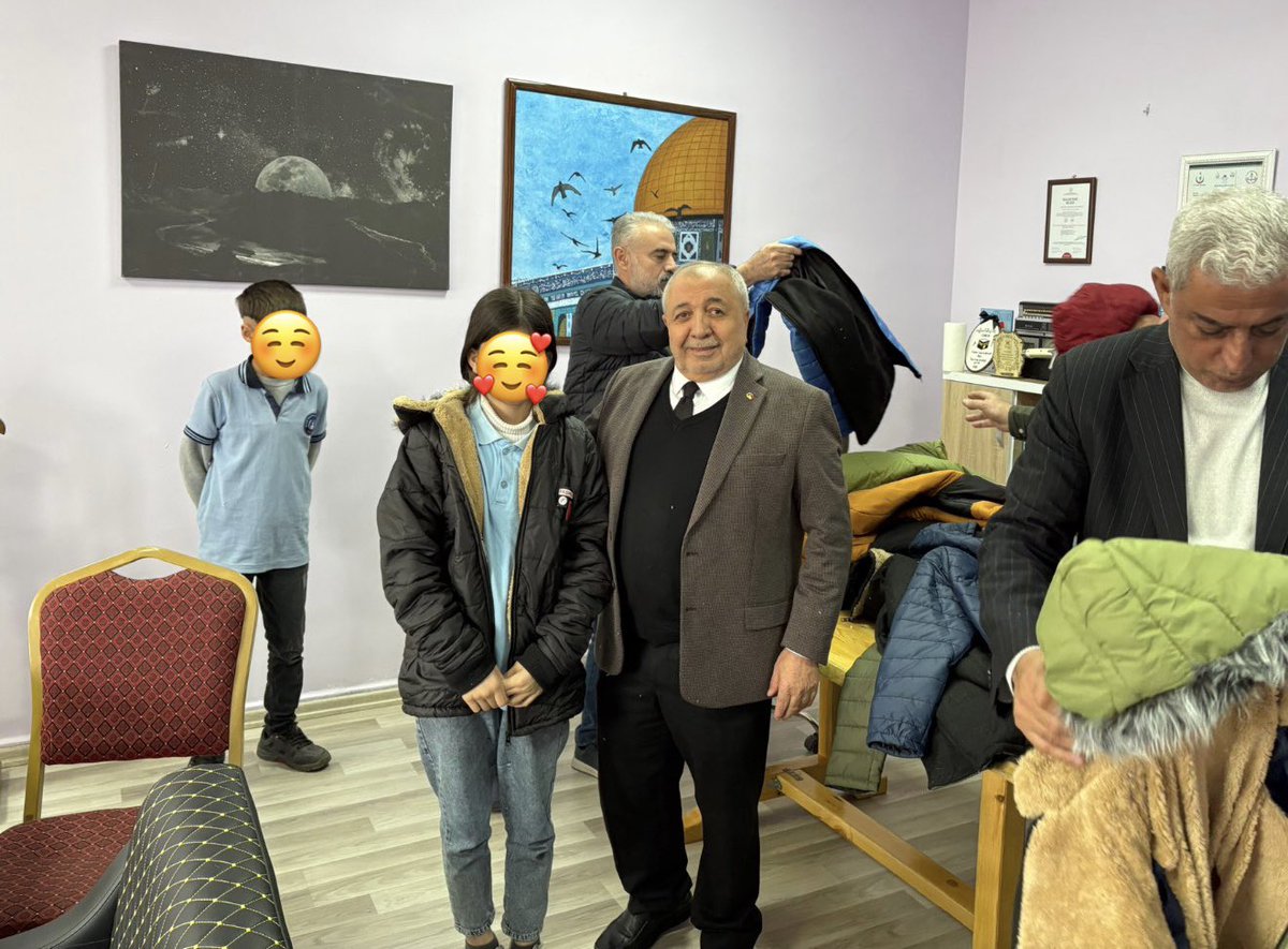 Borsa Başkanımız Arif Güneş beraberindeki heyetle birlikte, Türkiye Odalar ve Borsalar Birliği (TOBB) ve Borsamız işbirliği ile her yıl geleneksel olarak ihtiyaç sahibi öğrencilere yönelik yapılan giyim yardımları bu yıl da gerçekleştirildi. <a href="/arifguness/">Arif GÜNEŞ</a>