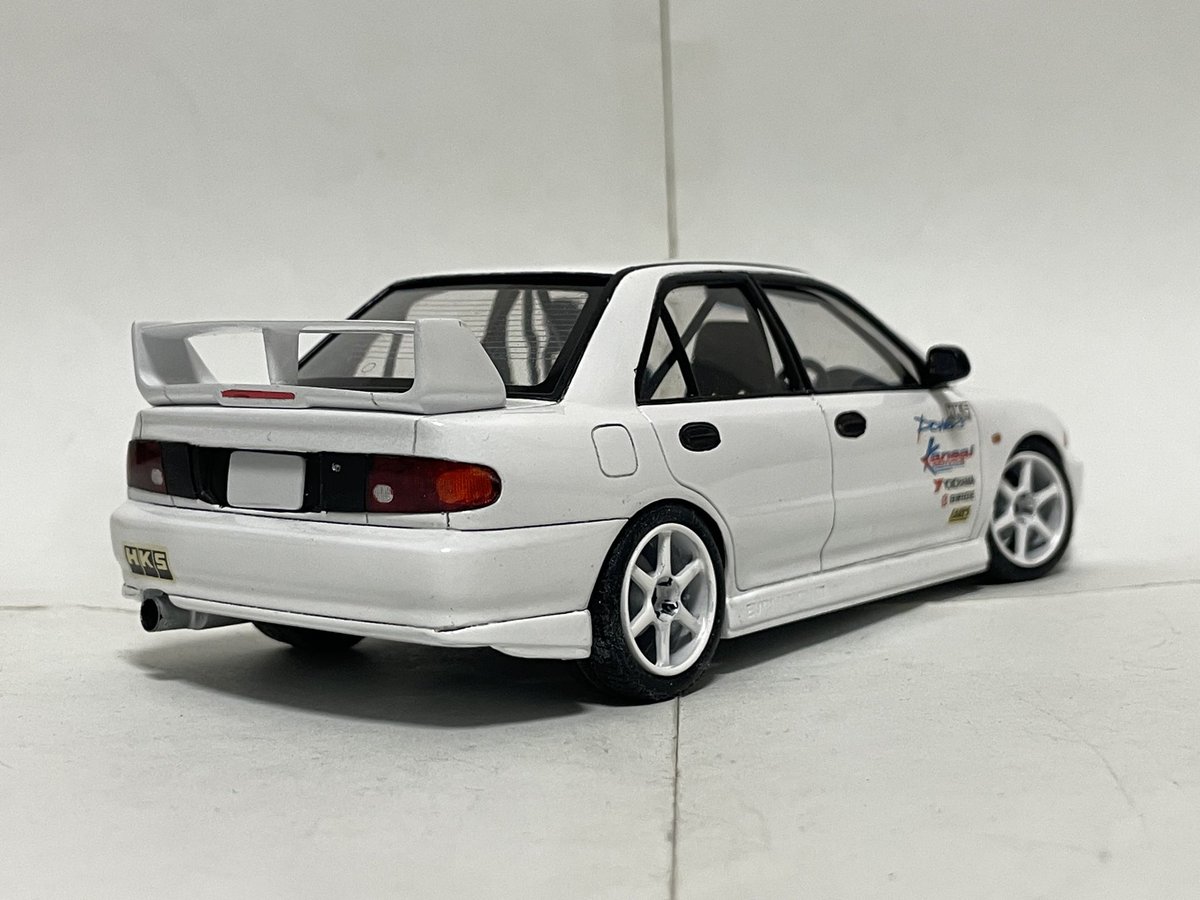 member600dtsr's tweet photo. ハセガワ製CE9AランサーRSエボリューションⅢ“Kansai Powers”完成しました。
ノーマルのキットをベースにロールバーなどの部品を集めてきて、在庫のデカールを貼り付けてショップデモカー風に。実在した車両を完全再現したわけではないオリジナルの車両ですが、なかなかいい雰囲気にできて満足です。 https://t.co/JhHI6QQDZ8