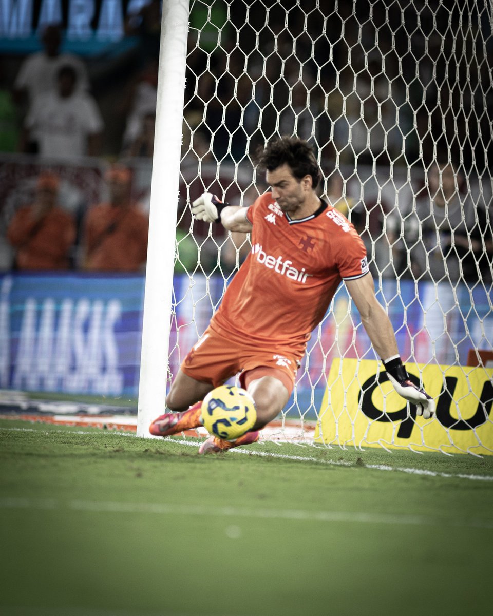 VascodaGama's tweet image. Leonardo César Jardim (Ribeirão Preto, 20 de março de 1995) é um futebolista brasileiro que atua como goleiro no Vasco da Gama e também é conhecido como o 𝐌𝐄𝐋𝐇𝐎𝐑 𝐆𝐎𝐋𝐄𝐈𝐑𝐎 𝐃𝐎 𝐁𝐑𝐀𝐒𝐈𝐋. 🧤🇧🇷

📸: Matheus Lima | #VascoDaGama