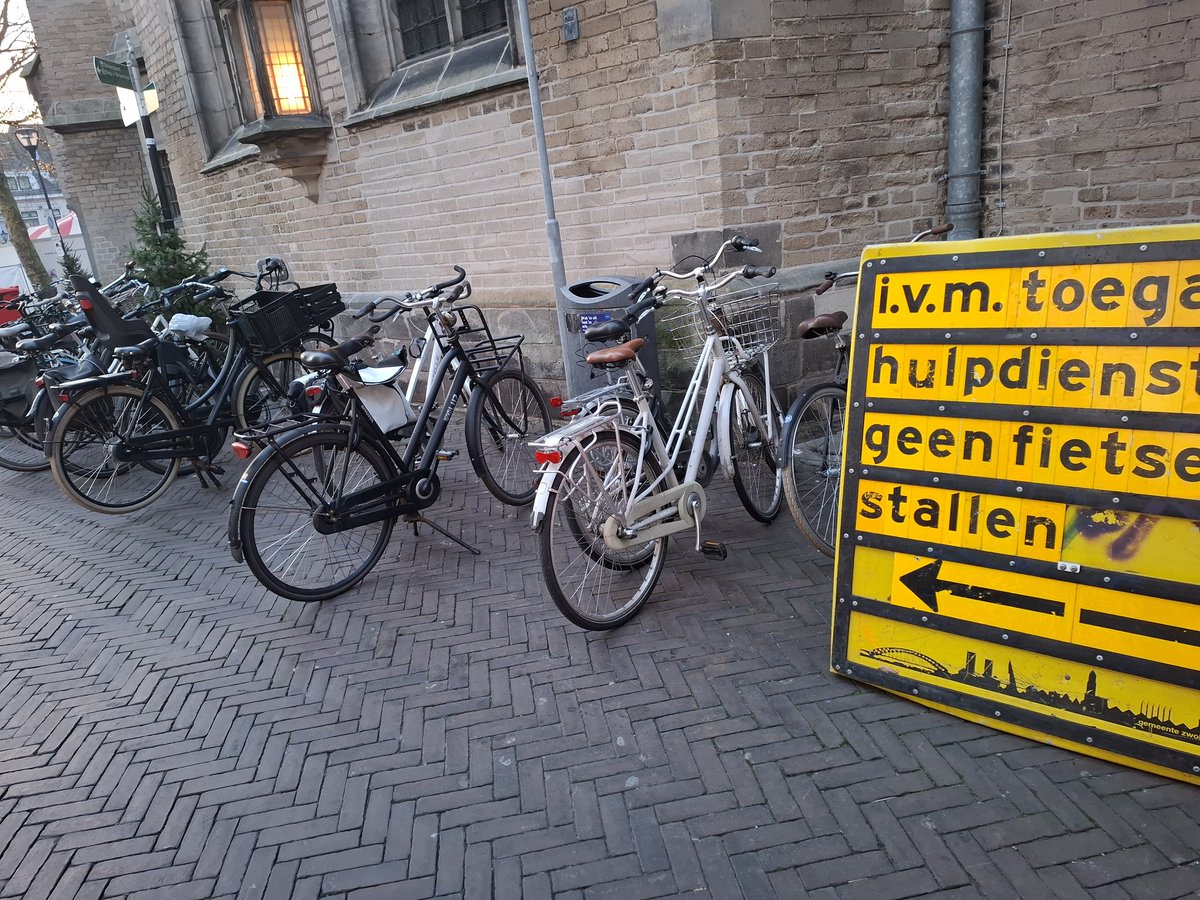 Zo'n bord helpt niet als er geen ruimte genoeg is om je fiets kwijt te kunnen in de binnenstad van #zwolle. Er moet toch echt meer plek komen voor #fietsparkeren in #zwolle