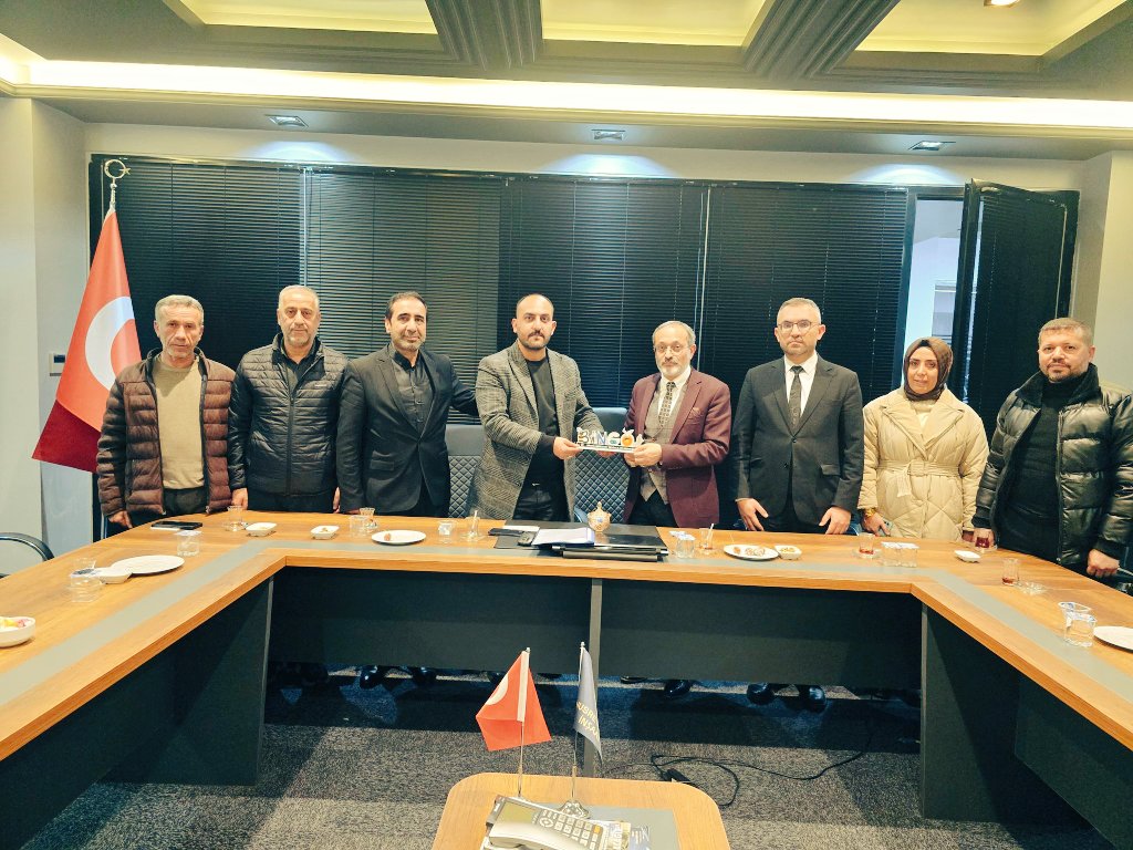 12BMSD's tweet photo. 📍Bingöl Üniversitesi ile Güçlü İş Birliği Vurgusu yapıldı. 

Bingöl Memleket Sevdalıları Derneği olarak;
Bingöl Üniversitesi Rektörümüz Prof. Dr. Erdal Çelik,
Genel Sekreter Prof. Dr. Veysel Turan ve
Kurumsal İletişim Koordinatörü Öğr. Gör. Dr. Ferhat Korkmazcan’ı derneğimizde ağırlamaktan onur duyduk.

Gerçekleşen ziyarette, üniversitemiz ile derneğimiz arasında yapılabilecek iş birlikleri kapsamlı şekilde ele alındı. Dernek yönetimi olarak hayata geçirmeyi planladığımız projelerimizi kendilerine sunduk. Bu kapsamda:

Çiftçi Akademisi Projesi,

Mini Teknofest organizasyonu,

Zaza dilimizin yaşatılmasına yönelik seminer ve etkinlikler,

Üniversite öğrencileri ile ilimizin şair ve ozanlarını bir araya getirecek kültürel bir gece düzenlenmesi

başlıkları görüşüldü.

Sayın Rektörümüz, Bingöl için yürütülen mevcut projeler ve saha çalışmaları hakkında bilgi paylaşımında bulunarak; ilimizin “ikinci İstanbul” vizyonu doğrultusunda, üretim ve lojistik anlamında tampon bölge olabileceğini, çevre illerin üretim ve tedarik ihtiyaçlarının Bingöl üzerinden karşılanmasının hedeflendiğini ifade etti.

Dernek yönetimi olarak; Bingöl’ün kalkınması adına üniversitemizin yanında olduğumuzu, bir sivil toplum kuruluşu olarak her türlü iş birliğine hazır bulunduğumuzu özellikle vurguladık.

Nazik ziyaretleri, samimi yaklaşımları ve derneğimize göstermiş oldukları ilgi ve alakadan dolayı Sayın Rektörümüze ve kıymetli heyetine teşekkür ederiz.

Bingöl Memleket Sevdalıları Derneği
Yönetim Kurulu
@_cevdetyilmaz @ahusta07 @bingoledu2007 @MusaApuhan 
@Osmantopluk2 @Sleyman11914395 @mysolmaz1201 @adnanbecene @hulusifenkli @muratkirkiz12 @YararlAhmet @hepsibingol 
@Ramazan120634 @babacan_yadin @yusufbayantemur @albanst12