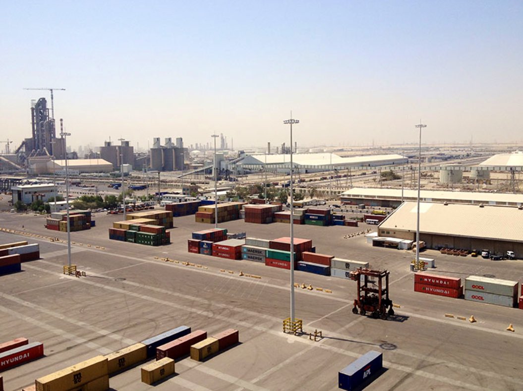 الإمارات - الكويت - توقيع مذكرة تفاهم بين مؤسسة الموانئ الكويتية ومجموعة موانئ أبوظبي في تطوير وتشغيل محطة الحاويات في ميناء الشعيبة التابع للمؤسسة وذلك من خلال عقد امتياز. - تمثل التفاهم إطاراً عاماً للتعاون بين الجانبين والخطوة التمهيدية الأولى نحو إبرام عقد الامتياز 