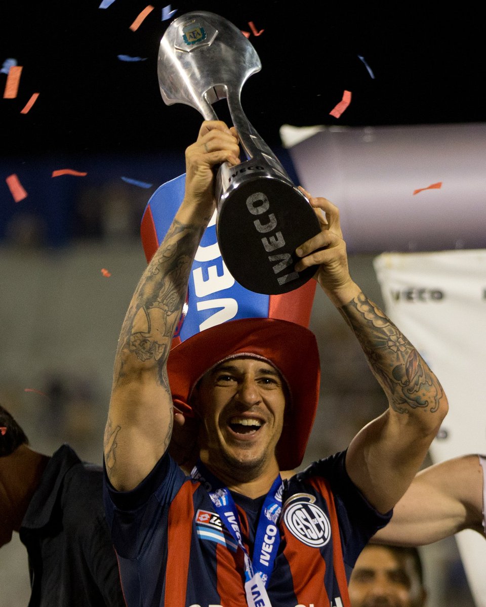 Un día como hoy, hace 12 años, #SanLorenzo se coronaba campeón del Torneo Inicial, en la cancha de Vélez.

💙❤️ Un festejo inolvidable, que siempre llevaremos en nuestro corazón. ¡Grande, Ciclón!