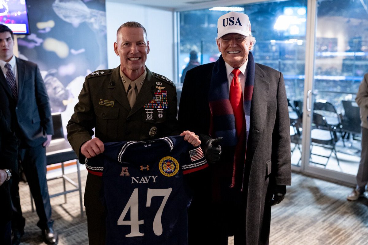 PressSec's tweet image. Attending the historic 126th Army-Navy football game with the Commander-in-Chief was an amazing experience.

No one loves and supports our military service members more than President Trump.

God bless these patriots who risk their lives to defend our precious freedoms.

🇺🇸🏈