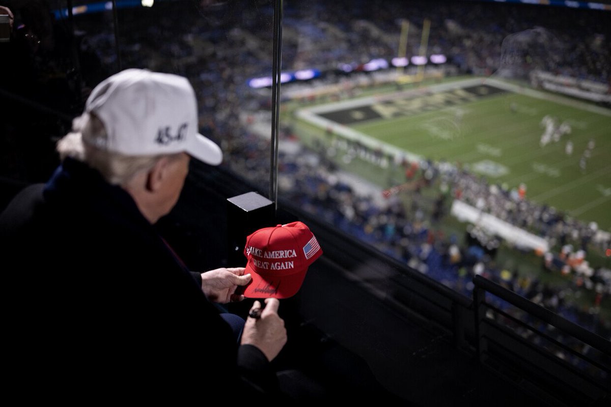 PressSec's tweet image. Attending the historic 126th Army-Navy football game with the Commander-in-Chief was an amazing experience.

No one loves and supports our military service members more than President Trump.

God bless these patriots who risk their lives to defend our precious freedoms.

🇺🇸🏈