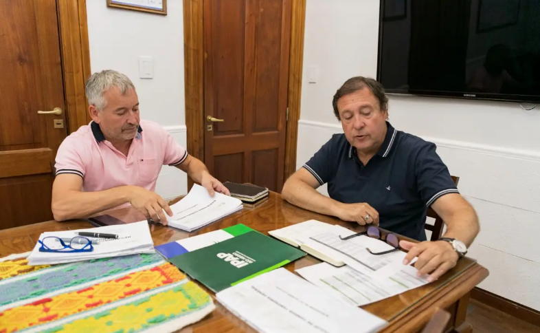 #RíoNegro Calentando motores: diputados de Río Negro comienzan a discutir el Presupuesto 2026

lateclapatagonia.com.ar/95521- a través de <a href="/teclapatagonia/">La Tecla Patagonia</a> 

<a href="/WeretilneckOK/">Alberto Weretilneck</a>  <a href="/pedropesatti/">Pedro Pesatti</a> <a href="/LucasPicaRN/">Lucas Pica</a> @facundolopez <a href="/SIbarrolaza/">Santiago Ibarrolaza</a> <a href="/jmrionegro/">Juan Martin</a> <a href="/MagdalenaOdarda/">Magdalena Odarda</a> <a href="/JLBerros/">José Luis Berros</a> <a href="/JavierAcevedoRN/">Javier Acevedo</a>