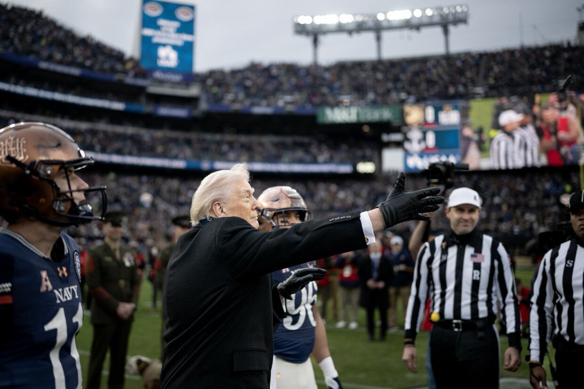 PressSec's tweet image. Attending the historic 126th Army-Navy football game with the Commander-in-Chief was an amazing experience.

No one loves and supports our military service members more than President Trump.

God bless these patriots who risk their lives to defend our precious freedoms.

🇺🇸🏈
