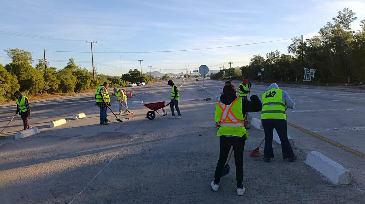 quirogamilena_'s tweet image. El equipo de empleo temporal realiza labores sobre la carretera hacia el aeropuerto y en el libramiento Daniel Roldán, rumbo a Los Planes, para mantener estas vialidades en mejores condiciones para todas y todos, circulen con precaución. #EsLaPaz