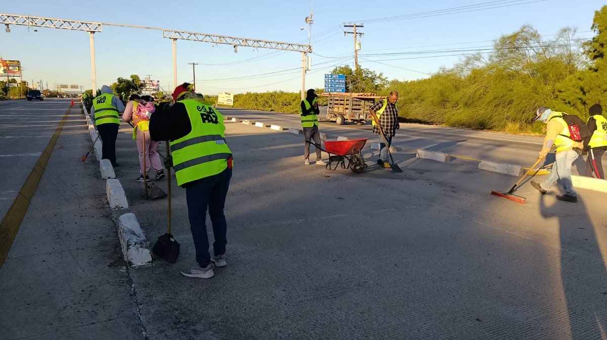quirogamilena_'s tweet image. El equipo de empleo temporal realiza labores sobre la carretera hacia el aeropuerto y en el libramiento Daniel Roldán, rumbo a Los Planes, para mantener estas vialidades en mejores condiciones para todas y todos, circulen con precaución. #EsLaPaz