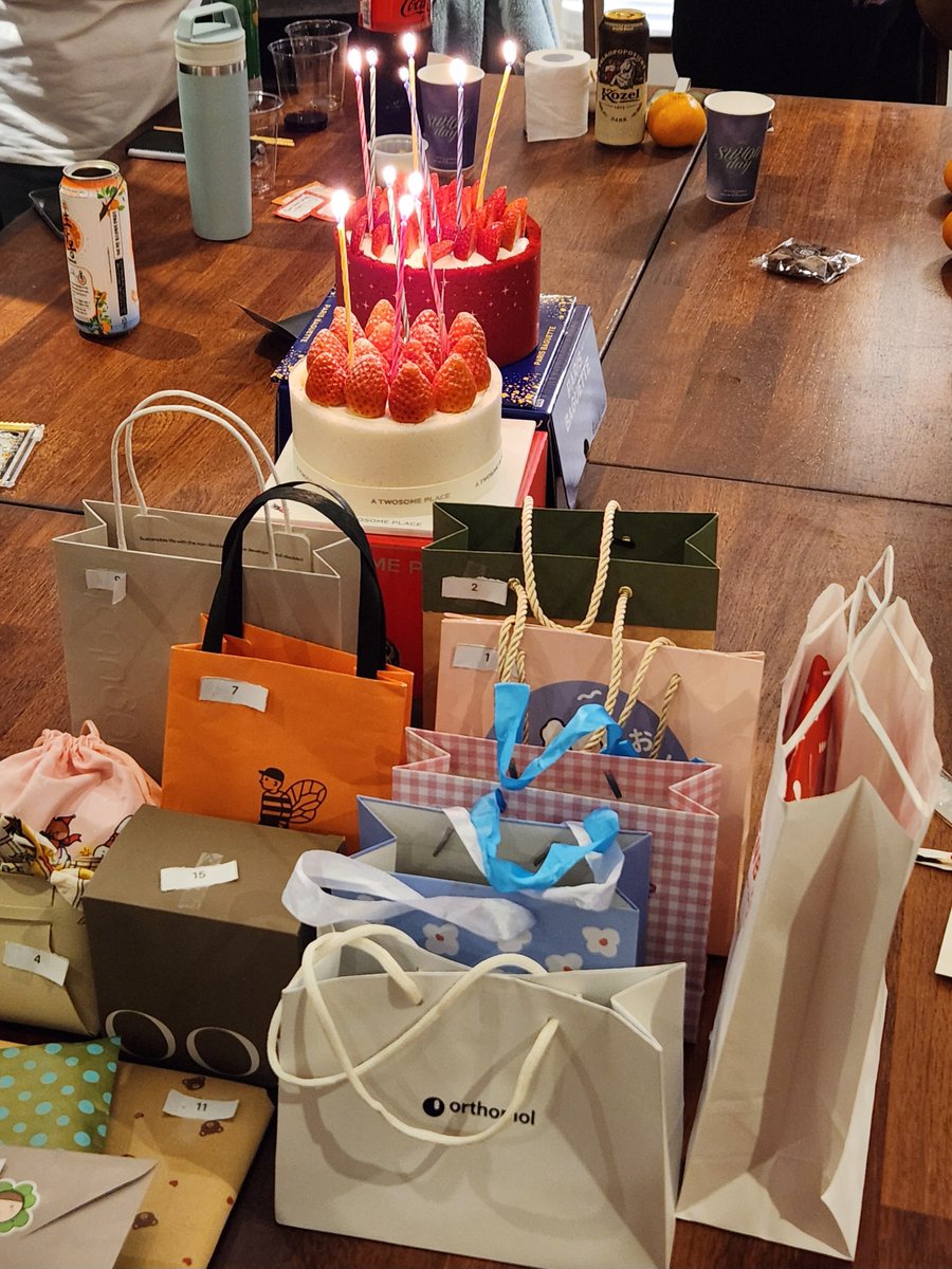 a_m_l_e_'s tweet image. 대학로에서
처음 만난지
10년이 되는 연말 기념 ... ദ്ദി(⩌ᴗ⩌ )