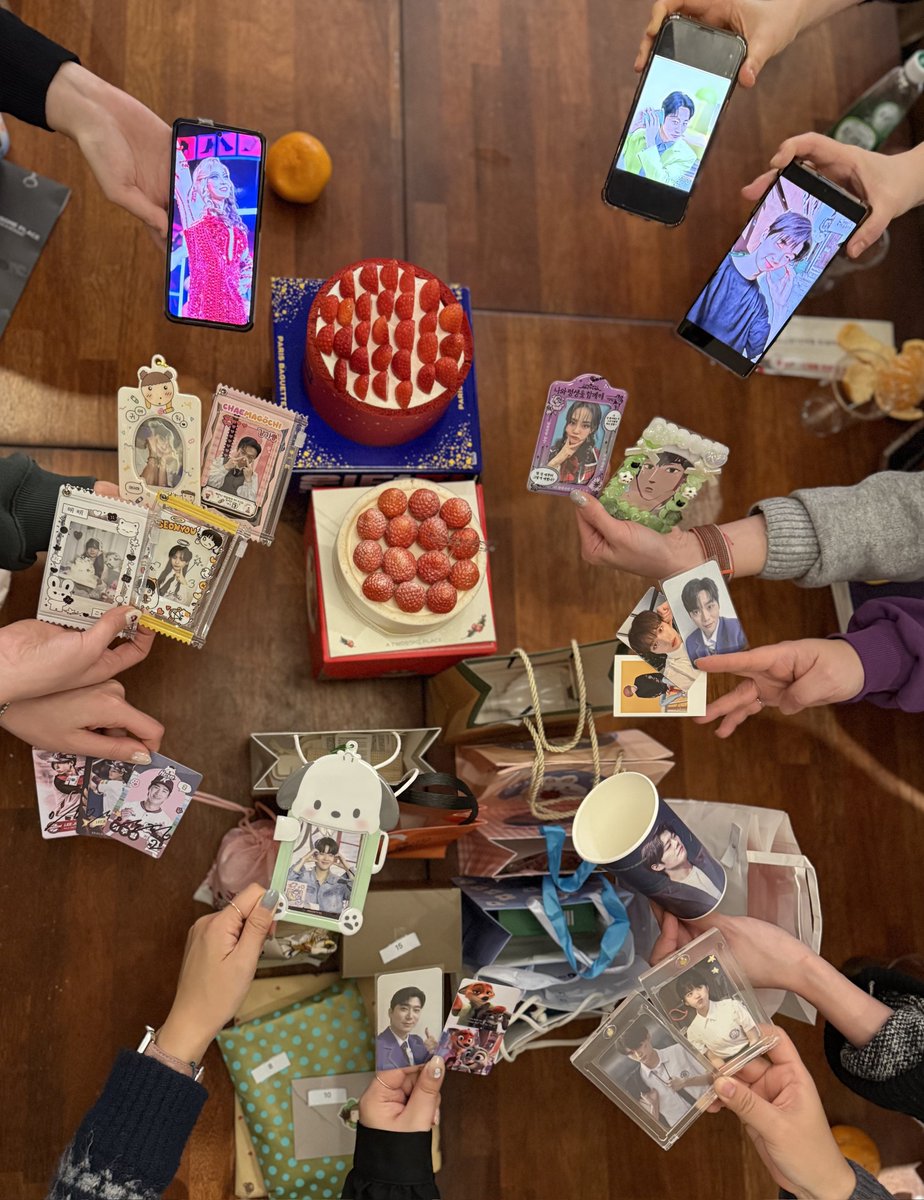 a_m_l_e_'s tweet image. 대학로에서
처음 만난지
10년이 되는 연말 기념 ... ദ്ദി(⩌ᴗ⩌ )