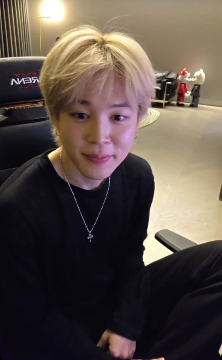 Ot7BtsM00n's tweet photo. — #au KookMin 'Frost Rivals'

Rivales de hockey. Jm es un jugador de hockey que tiene que fingir ser alfas para poder jugar ya que no permiten que los omegas lo hagan. Jk es el capitán del equipo rival que ve algo raro en ese irritante alfa, ¿cómo es que puede ser tan pequeño? https://t.co/l3ct7tss9K