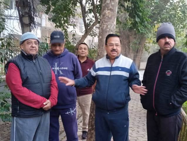 वार्ड 98 सुभाष नगर 1/70 के सामने वाले पार्क मे पेड़ो की हल्कि छटाई करवाई, RWA के सम्मानित पदाधिकारी एवं स्थानीय निवासी भी उपस्थित रहे और उनसे कुछ कामो को लेकर चर्चा की –मंजू सेतिया निगम पार्षद एवं पूर्व डिप्टी चेयरमैन MCD West Zone, सुरेंद्र सेतिया, पूर्व प्रत्याशी हरिनगर विस