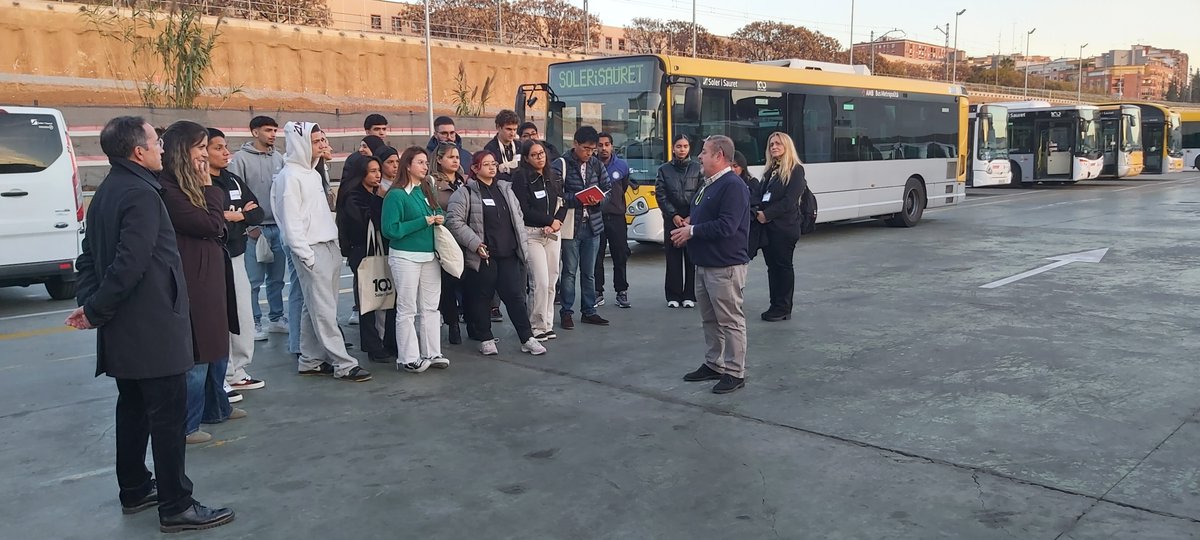 solerisauret's tweet photo. La setmana pasada vam rebre un nou grup d’alumnes del CFGS en Transport i Logística de l’InstitutLluïsaCura
🚍 Han pogut conèixer de prop el nostre dia a dia i com treballem per oferir un transport públic eficient i sostenible.
Gràcies per la visita! 👋 https://t.co/JQDx3I77OW