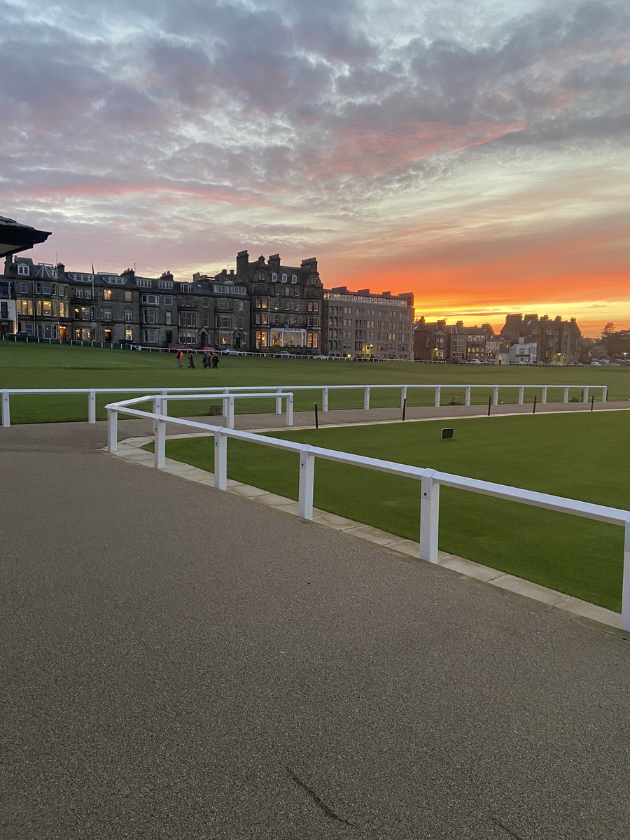AlanBanks5's tweet photo. Red Sky at Night over the Old Lady. @TheHomeofGolf https://t.co/66RlnpyXrI
