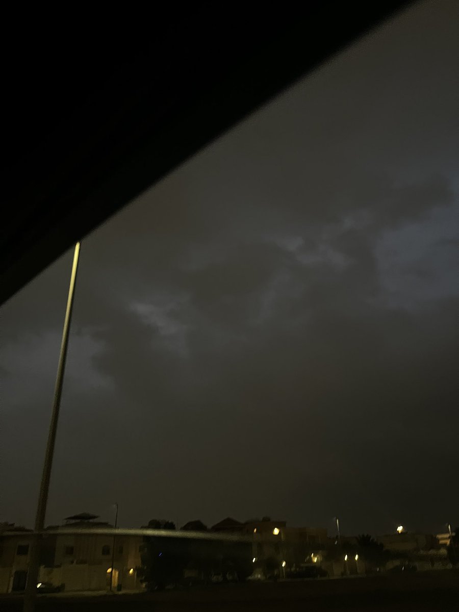 أحيان احس اني جبل أصد في وجه الريح 
وأحيان أحس إني غصون كل ريح تهزها