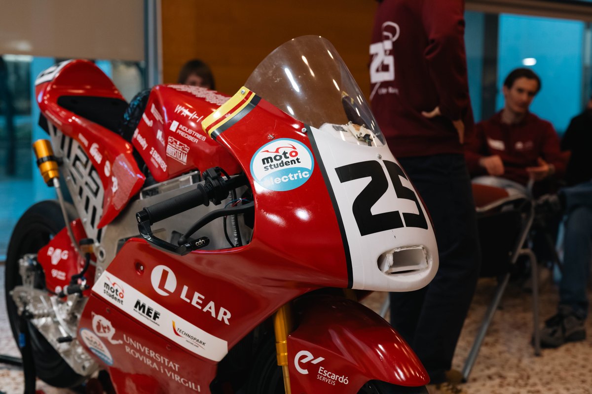 🏍️L'equip 2023-25 d'URVoltage Racing ha treballat intensament per desenvolupar una moto amb la qual, per primera vegada, la #URV ha completat la carrera de la competició universitària internacional MotoStudent. Després de fer balanç d'aquests dos anys de feina, ja comencen a