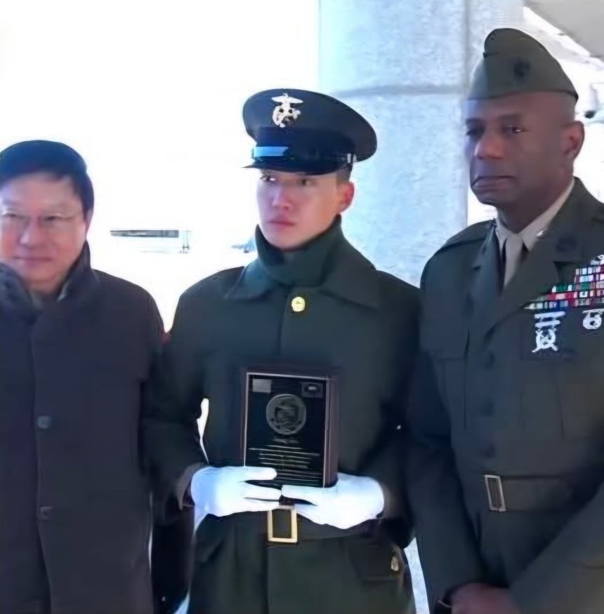 박정희 장손 해병대 수료식서 아버지 앞 '눈물 경례'

박정희 전 대통령의 장손 세현(20)씨가 지난 4일 해병대 병사 1323기를 수료한 것으로 15일 알려졌다.

세현씨는 박 전 대통령의 아들 박지만(67) EG 회장과 서향희(51) 여사 슬하 네 아들 중 장남이다. 그는 미국에서 유학 중 나라의 부름을 받고