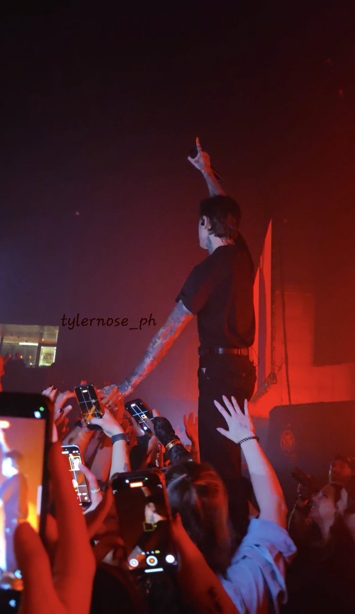 standing on the barricade was insane actually 
#badomens #amsterdam #noahsebastian