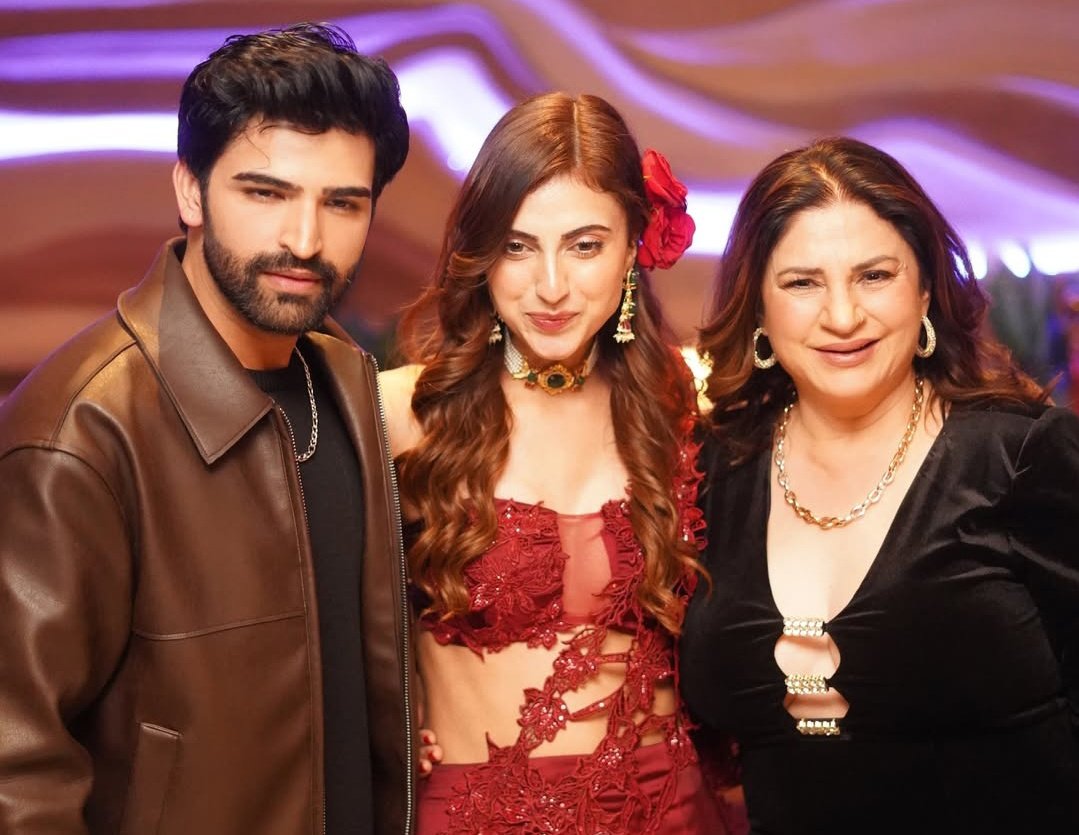 raajpandya55439's tweet image. They look so Good-looking together omg 🫣🔥

Saas - bahu - beta Sab khubsurat ❤️🧿

#FarrhanaBhatt #Fayan