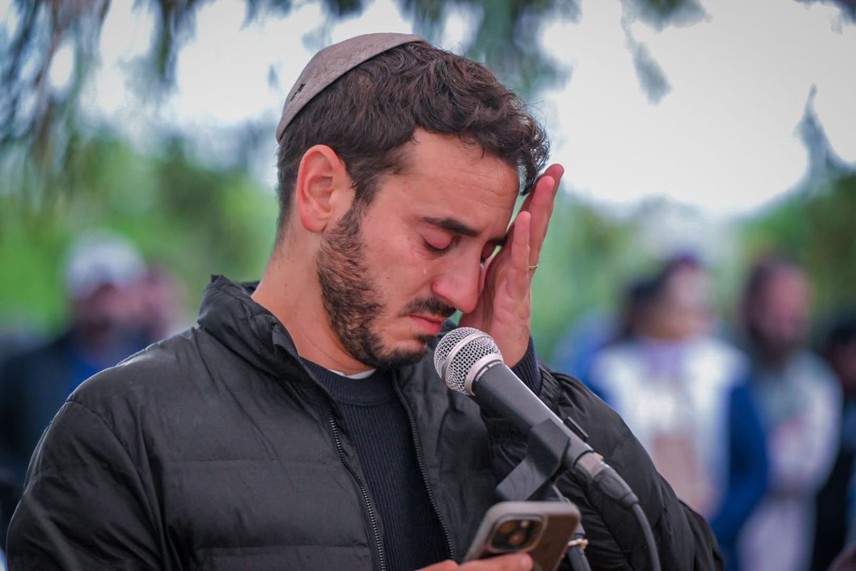 Shaulirena's tweet image. יונתן שימריז באזכרה לאלון אחיו:

אהבה

אח שלי כמה אתה חסר. 
כמה ריק השארת.
עברו שנתיים ואני עוד לא מצליח לעכל.
חוזר עם עצמי כל פעם לאותו היום,
כשכתבת לי את אותה הודעה,
 שהבנתי מה קורה.
רציתי לתת לך טיפ של אח גדול, כזה ששולט בסיטואציה, 
כזה שאם יש לך בעיה אני מסדר לך אותה, 
כזה…