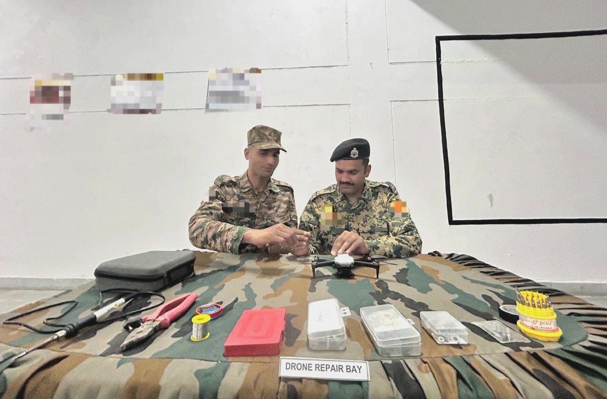 KonarkCorps's tweet image. "#DroneTraining Cadre for #BorderSecurityForce Personnel..."

The training conducted under aegis of #BattleAxeDivision focussed on empowering the #PMF on fundamental handling &amp;amp; manoeuvring of small drones. 

This initiative of #KonarkCorps strengthened inter-agency cohesion,