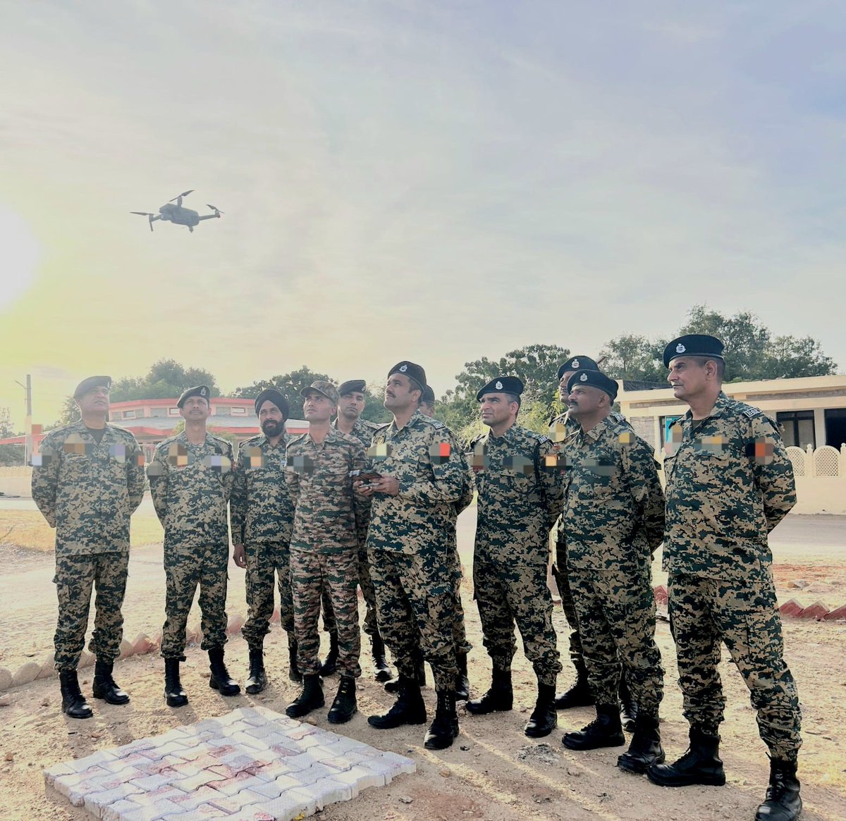 KonarkCorps's tweet image. "#DroneTraining Cadre for #BorderSecurityForce Personnel..."

The training conducted under aegis of #BattleAxeDivision focussed on empowering the #PMF on fundamental handling &amp;amp; manoeuvring of small drones. 

This initiative of #KonarkCorps strengthened inter-agency cohesion,