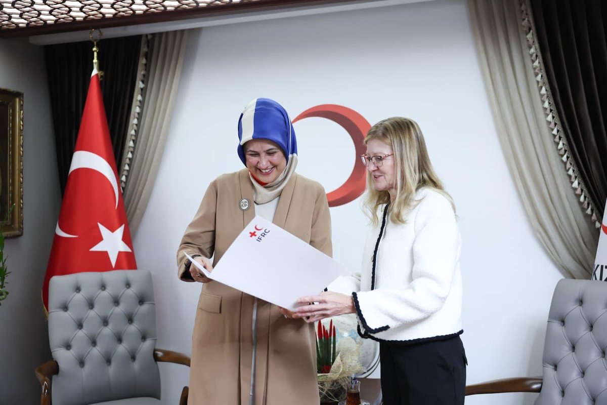IFRC Türkiye Delegasyonu Yeni Temsilcisi olarak göreve başlayan Sonja Veronica Björklund, Genel Başkanımız Prof. Dr. Fatma Meriç Yılmaz’ı Genel Merkezimizde ziyaret etti. Ziyarete, Uluslararası İşler ve Göç Hizmetleri Genel Müdürümüz Alper Küçük ve beraberindeki heyet de eşlik