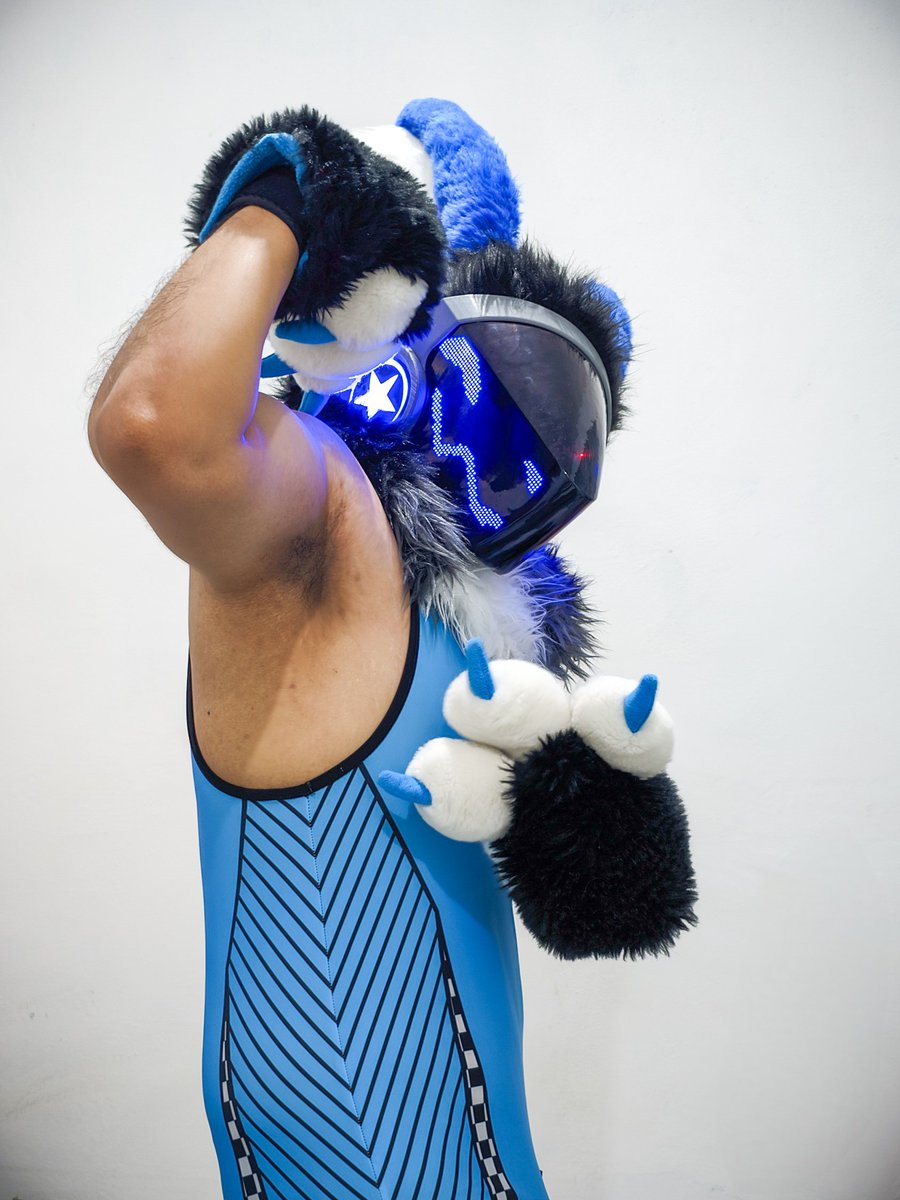 Feeling strong after workout💙✨️
So... armpits?? 👀
Wanna sniff??✨️

#FursuitEveryday #Protogen