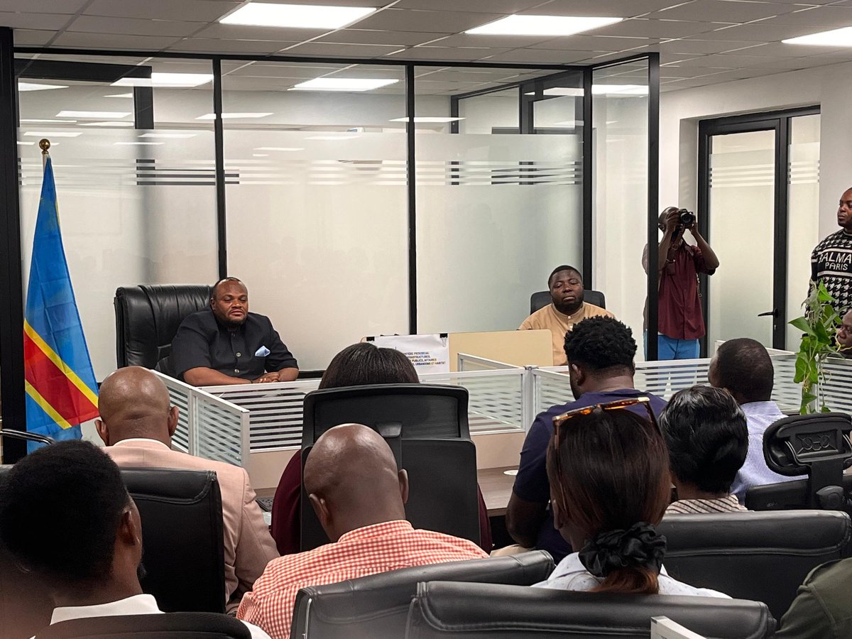 KinshasaITP's tweet photo. #Kinshasa : le Gouverneur Bumba booste les équipes du Ministère des ITP pour l’accélération des travaux de voirie

Le Gouverneur de la ville de Kinshasa, @daniel_bumba_01 Bumba, a tenu une réunion surprise et d’urgence dans la matinée de ce lundi 15 décembre 2025, aux installations du cabinet du Ministère provincial des Infrastructures, Travaux publics, Affaires foncières, Urbanisme et Habitat. Cette rencontre a réuni le Ministre de tutelle Alain Tshilungu, les ingénieurs du ministère chargés du suivi des travaux de voirie sur terrain, ainsi que l’ensemble des membres du cabinet ministériel.

L’objectif de cette réunion était de booster les équipes techniques commises au suivi de l’exécution des travaux de construction et de réhabilitation des routes à Kinshasa, en vue d’en accélérer le rythme, mais aussi de les encourager pour les efforts fournis quotidiennement, souvent loin des projecteurs, tels de véritables « héros dans l’ombre ».

Au sortir de cette réunion tenue aux premières heures de ce lundi, le Gouverneur Daniel Bumba, accompagné du ministre Alain Tshilungu, s’est exprimé devant la presse en ces termes : « Il s’agissait d’échanger avec les équipes du ministère, car les attentes sont très élevées en matière de voirie à Kinshasa. Nous sommes venus d’abord les encourager pour le travail impressionnant qu’ils sont en train d’abattre dans la ville, un travail inédit. Mais aussi les pousser à faire encore davantage, car face au problème majeur des embouteillages, des solutions doivent être trouvées. Il faudra plus de rendement dans la livraison des routes. C’est une démarche normale de travail, au quotidien, pour encourager nos équipes et les amener à donner le meilleur d’elles-mêmes », a déclaré l’Autorité urbaine.

Par ailleurs, le Gouverneur de Kinshasa a lancé un appel à la patience à l’endroit des Kinois, dans un contexte marqué par l’ouverture simultanée de plusieurs chantiers de voirie, dont certains perturbent momentanément la circulation. « Je profite de l’occasion pour m’adresser aux Kinois. Le développement de la voirie de Kinshasa est en marche. Certes, la situation est parfois difficile à cause des travaux en cours, mais nous demandons à la population de faire preuve de patience », a-t-il ajouté.

Daniel Bumba a rendu un hommage appuyé au Chef de l’État, pour avoir rendu possible la réalisation de ces chantiers à travers la ville, ainsi qu’à la Première ministre et au Ministre des Finances, qu’il a salués pour leur engagement en faveur de la transformation durable de la capitale congolaise.

S’en est suivi, après le départ du Gouverneur, une réunion de cabinet où le ministre Alain Tshilungu a approfondi le message du patron de l’Exécutif Provincial, appelant les ingénieurs sur terrain à vaincre le relâchement dans le suivi. Il les a, également, recommandés d’être quotidiennement sur chantier pour surveiller et contrôler la qualité des Travaux que rendent les entrepreneurs.

Cellecom MINITPAFU_KIN