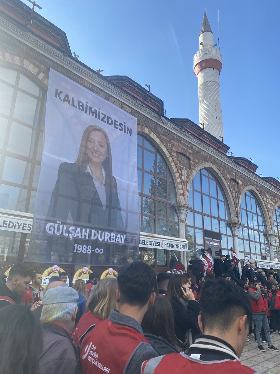 BusraaCihan's tweet photo. Çok üzgünüm.Yaşadığı tüm zorluklara rağmen dimdik duran tertemiz kalpli birini uğurladık bugün. Biz seni her zaman güleryüzünle,mücadelenle ve başarılarınla hatırlayacağız gül yüzlü Gülşah başkanım.Işıklar içinde uyu🙏🏻

Genç iken ölen, 
Gül iken solan, 
Muradı mahşere kalan…🪽🥀 https://t.co/YOJB3XDARJ