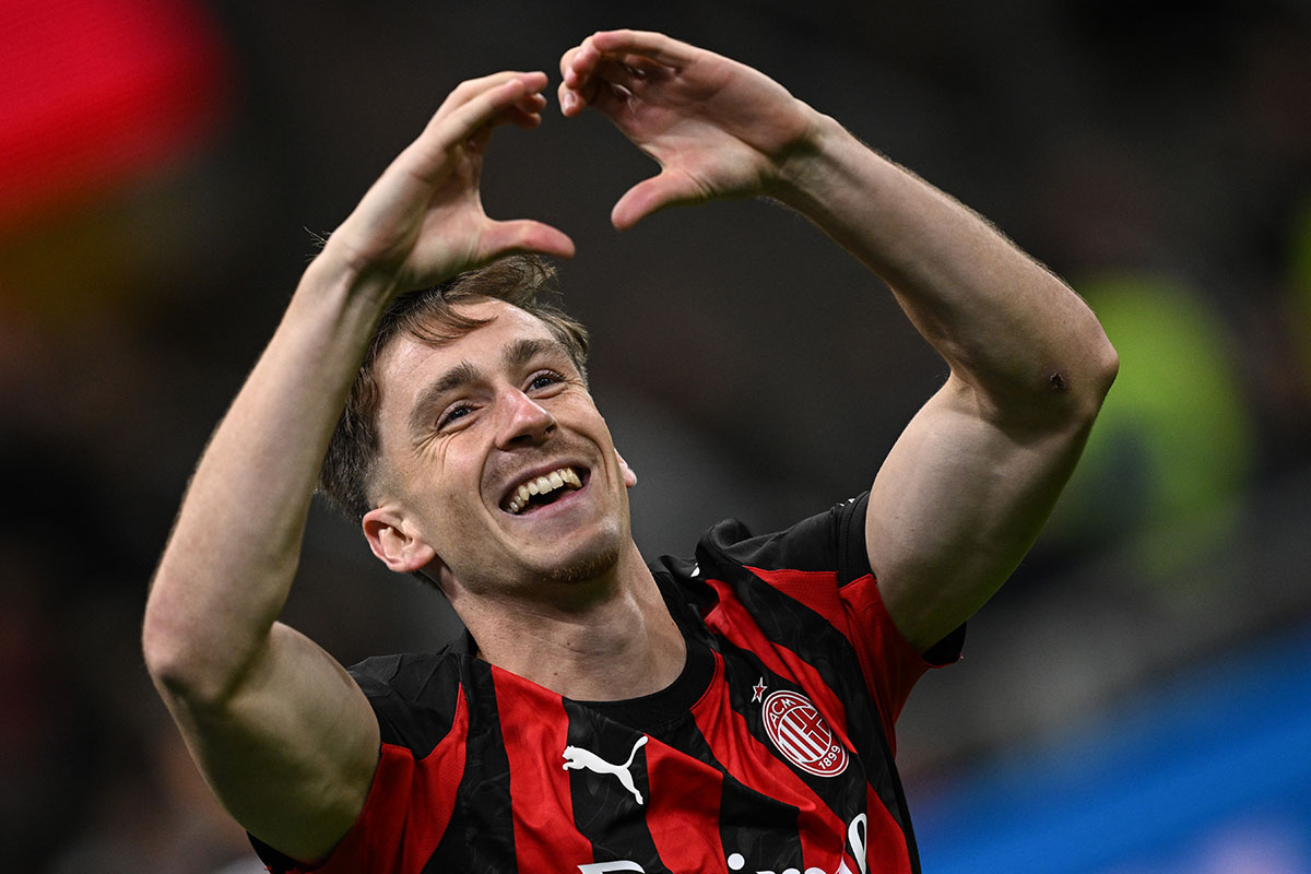 رسمياً | أليكسيس سايليمايكيرس يُجدّد عقده مع نادي ميلان حتى عام 2031 