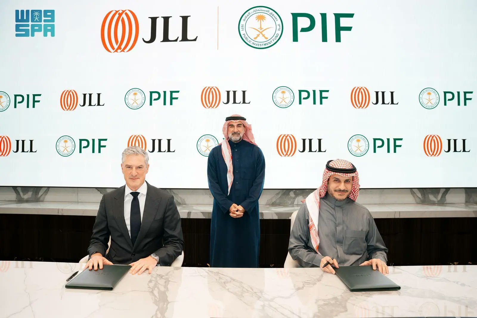 صندوق الاستثمارات العامة وجونز لانغ لاسال يوقّعان اتفاقية لاستثمار جونز لانغ لاسال في شركة لمواصلة تعزيز نمو قطاع إدارة المرافق. صحيفة البلاد | | 