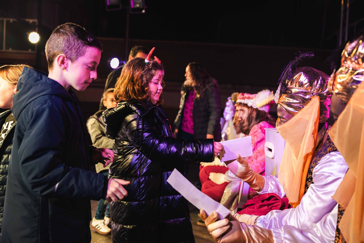 ❤️ UNA CIUTAT VIVA I ACTIVA 🏘️

🌟 La 3⃣1⃣a #FiradeNadaldeRoquetes 🎁 impulsa l'artesania i la cultura de proximitat
💰 La mostra tanca amb una injecció de més de 3⃣0⃣.0⃣0⃣0⃣€ al #ComerçLocal 🛍️.
🎄🧒🏻🚂🎶☕️📩👑⚱️

ℹ️➕📸➕📽️: roquetes.cat/web/roquetes-i…

#LaMàgiadelNadalaRoquetes ✨