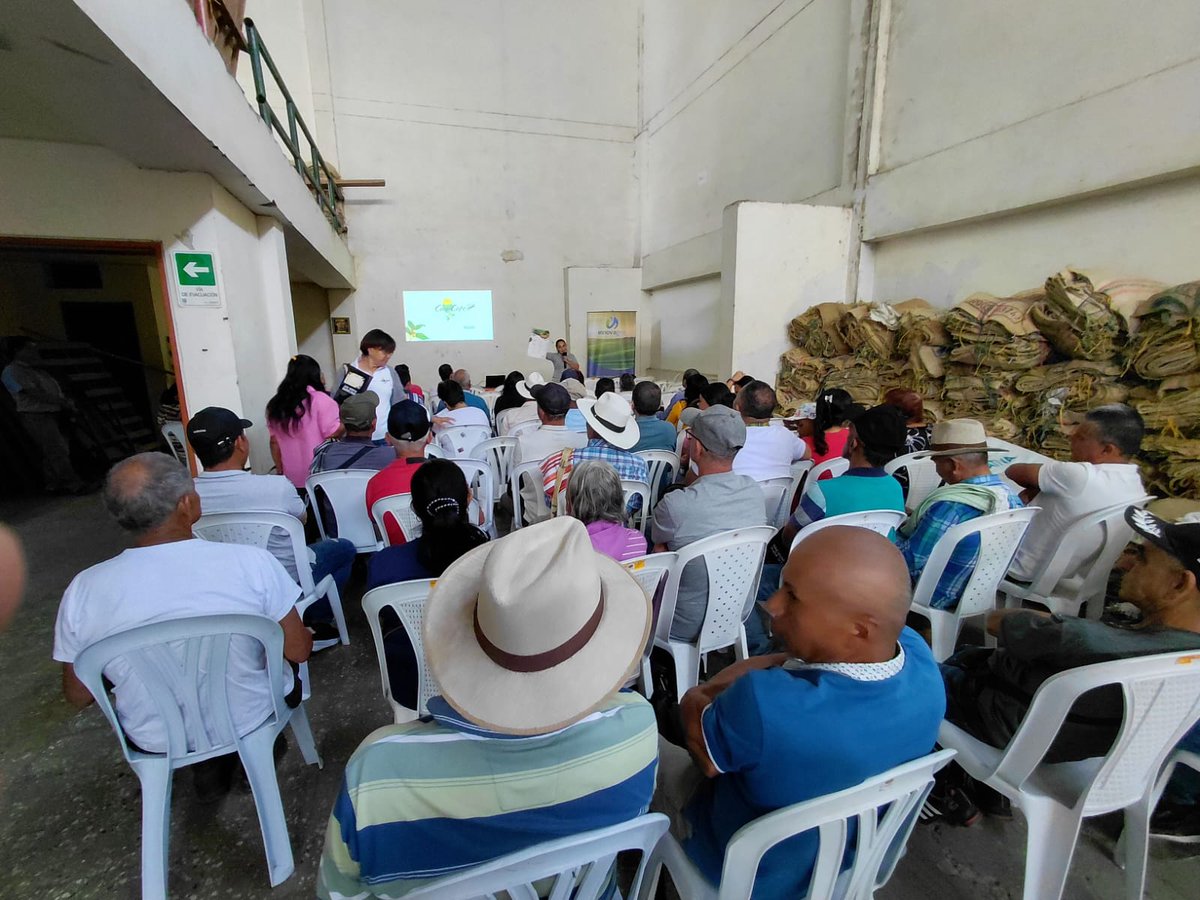 Coopcafer's tweet photo. Un Encuentro Especial con Nuestros Asociados de Apía y Dosquebradas
Tuvimos la oportunidad de compartir con nuestros asociados de Apía y Dosquebradas. Juntos, celebramos los avances de los programas de inversión de la prima Fairtrade, una labor que nos llena de esperanza. https://t.co/2jJ8E5GoZl