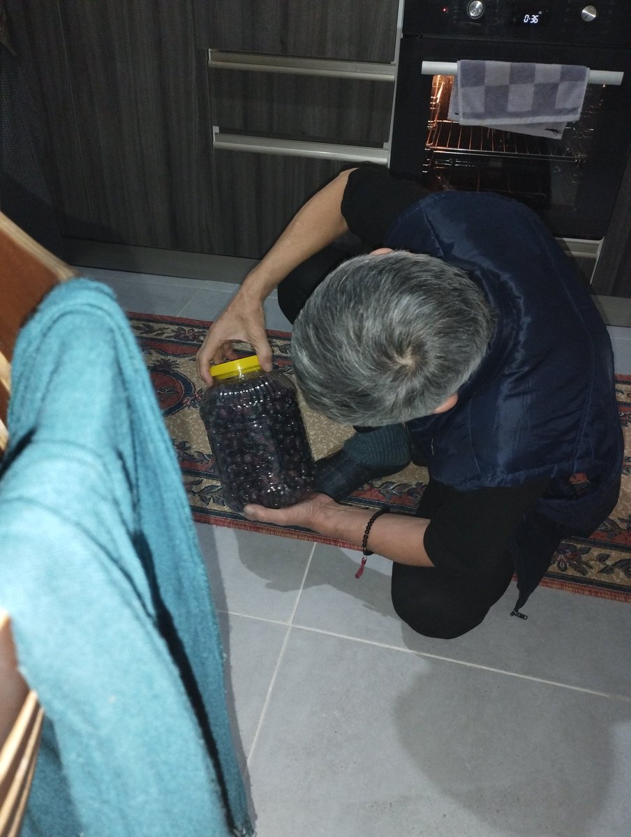 Babalar niye böyle yaa??  Pazardan bidonla olmamış zeytin alıp 40 50 gün çevire çevire oldurmaya çalışmalar falan😅😅