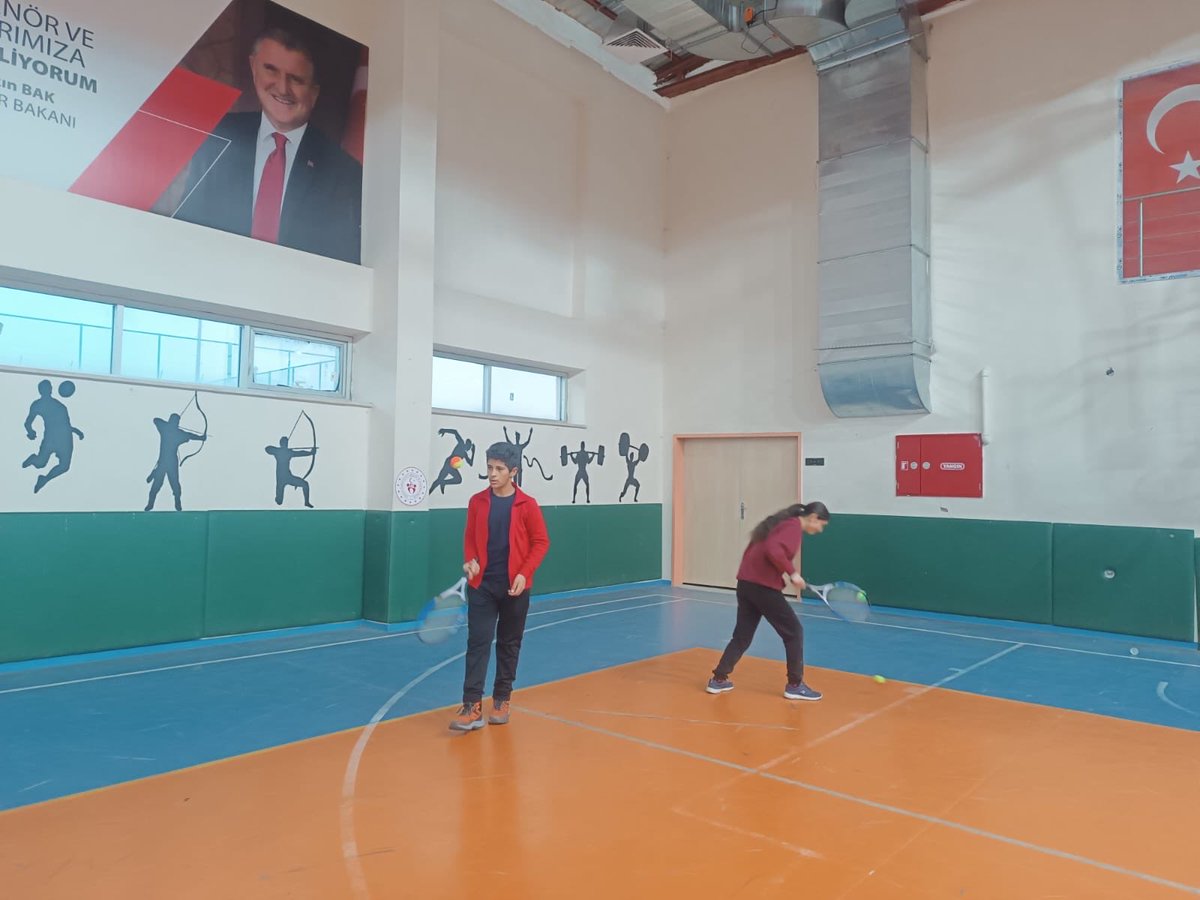 Kort tenisi eğitimlerimiz, gençlerimizin spora olan ilgisini artırarak temel teknikleri doğru şekilde öğrenmelerine katkı sunmaya devam ediyor.