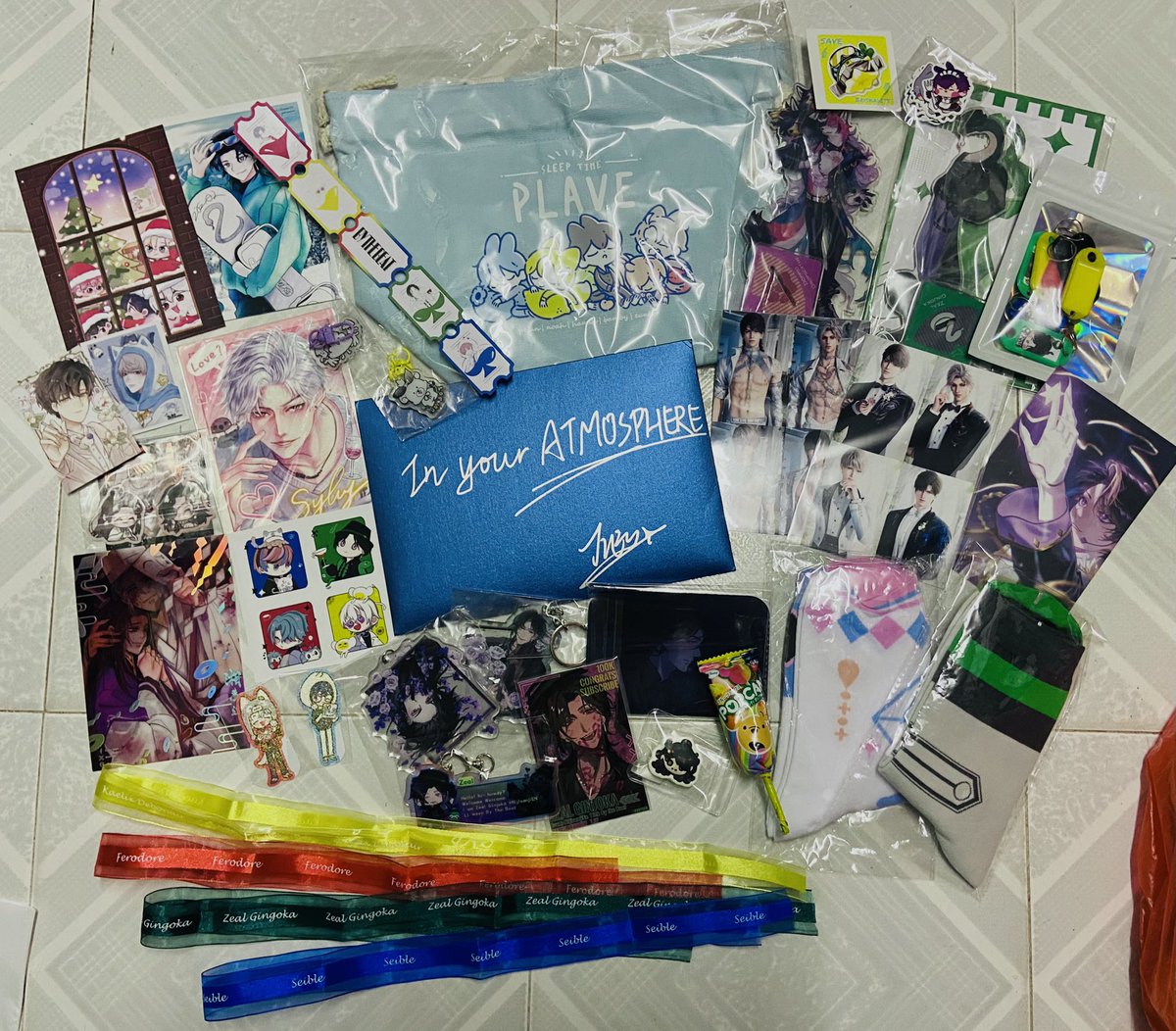Jellymeta1016's tweet photo. ［台北CWT] 第一次跟小隊們一起玩CWT，謝謝來攤或被我捉住塞應援的大家🫶🏻讓我又吃又玩很開心*\(^o^)/*特別是 @ac_starlight @kamakari0502 @FatwahhAlice @miyumiyu176_ 一路上多多照顧🥹女生合宿大幸福💜💛💚💙

Glad to meet you all and thanks for the lovely presents🎁 See you soon🥰 #CWT71 https://t.co/Ca6GDP1Yz5