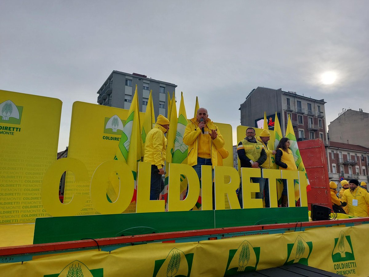 ColdirettiAL's tweet image. Agricoltura: in 7 mila per dire alla Regione “Forsa Piemunt – Date n’andi”
Dalla provincia alessandrina un migliaio di coltivatori diretti in piazza a Torino
Il mondo agricolo piemontese non può più aspettare: presentate le priorità del settore
@coldiretti #coldiretti