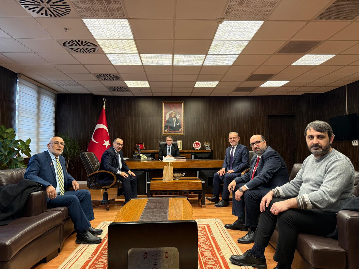 Yıldırım İlçe Kaymakamımız Sayın Metin Esen Beyefendiyi makamında ziyaret ettik. Nazik kabulleri için teşekkür ederiz.

Ayrıca vefat eden kıymetli büyüğü için kendilerine taziyelerimizi ilettik.
Merhumeye Allah’tan rahmet, Sayın Kaymakamımıza ve ailesine başsağlığı diliyoruz.